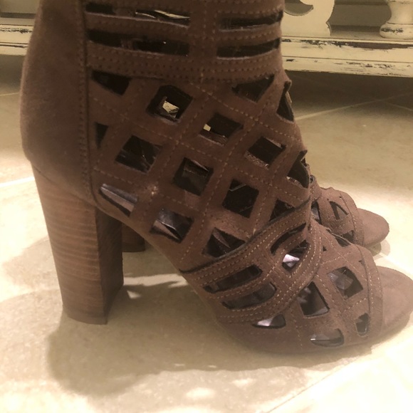 Carlos Brown Strappy  Heel! Like new condition. - Picture 2 of 5